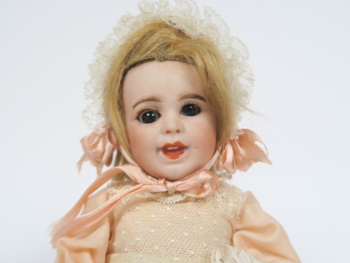 	Bébé 236 SFBJ T0 vêtements anciens tête porcelaine corps composition 