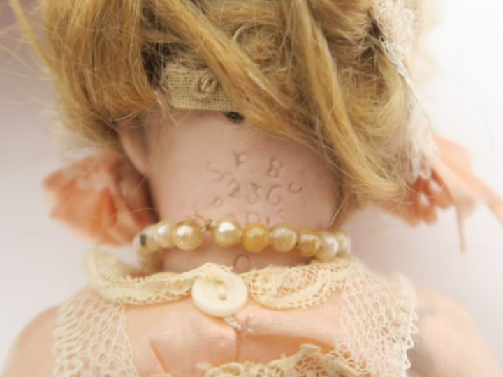 	Bébé 236 SFBJ T0 vêtements anciens tête porcelaine corps composition 