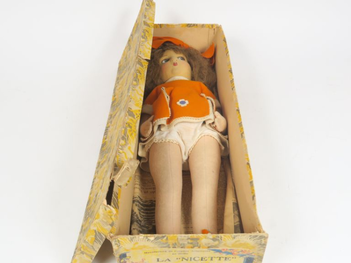 Dans une boite ‘’La NICETTE’’ manufacture de poupées artistiques en ét