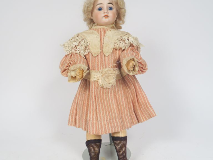 	Dans une boîte marquée Eden Bébé breveté SGDG une poupée tête porcela