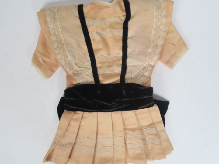 	Dans une boîte marquée Eden Bébé breveté SGDG une poupée tête porcela