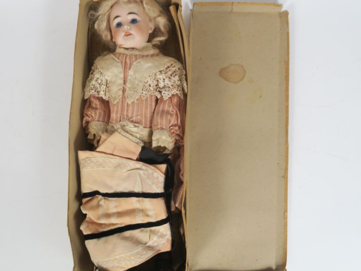 	Dans une boîte marquée Eden Bébé breveté SGDG une poupée tête porcela