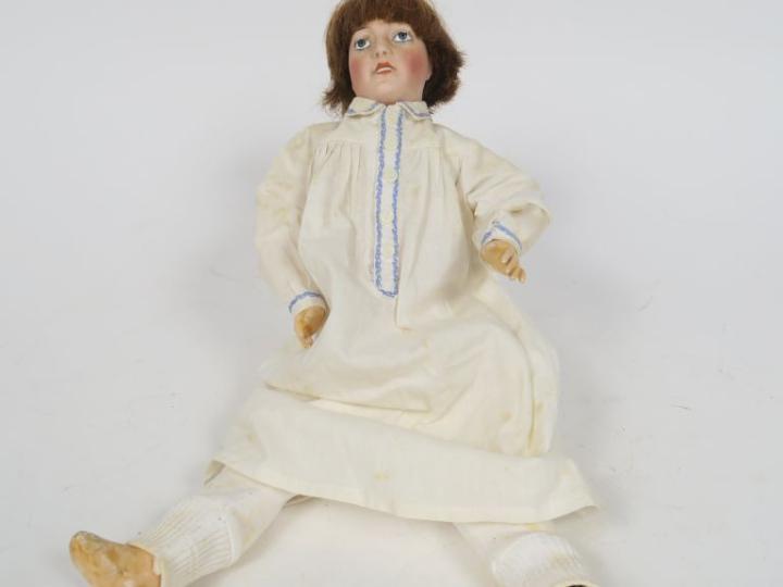 	Masson poupée à tête porcelaine marquée Lorraine 0 les yeux sont en i