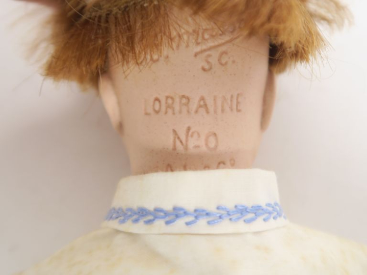 	Masson poupée à tête porcelaine marquée Lorraine 0 les yeux sont en i