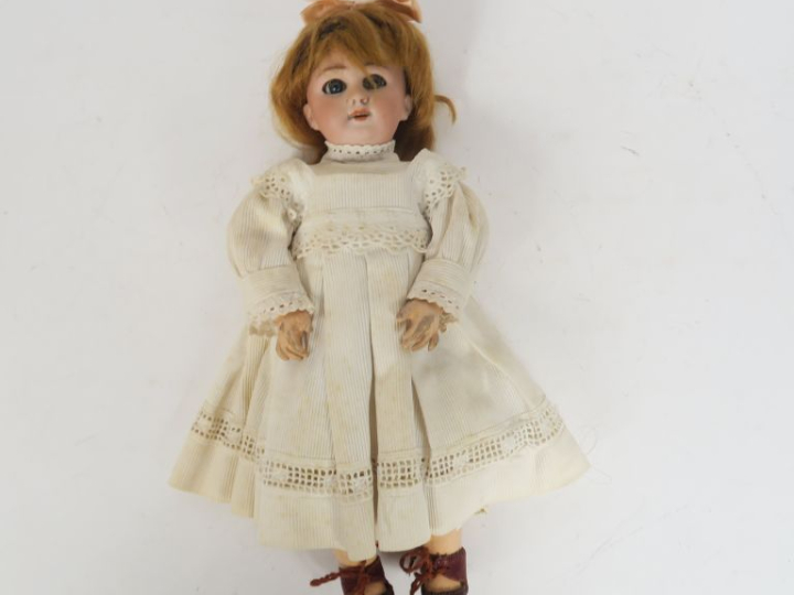 Lot comprenant petite poupée de marque Dep bouche ouverte yeux bascula