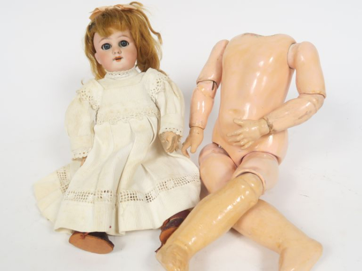 Lot comprenant petite poupée de marque Dep bouche ouverte yeux bascula