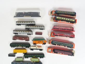 Vente aux enchères Jouef HO. Lot de voitures voyageurs dont 6 en boite on y joint un lot 