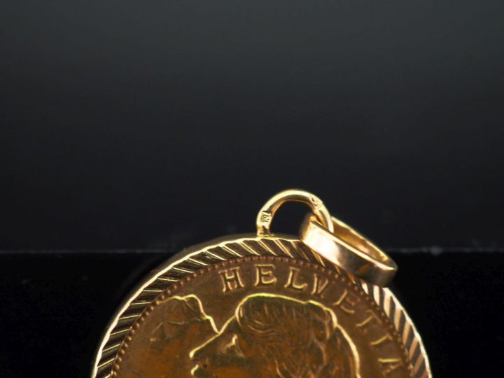 Pendentif en or jaune 750, serti en son centre d'un pièce de 20 Francs