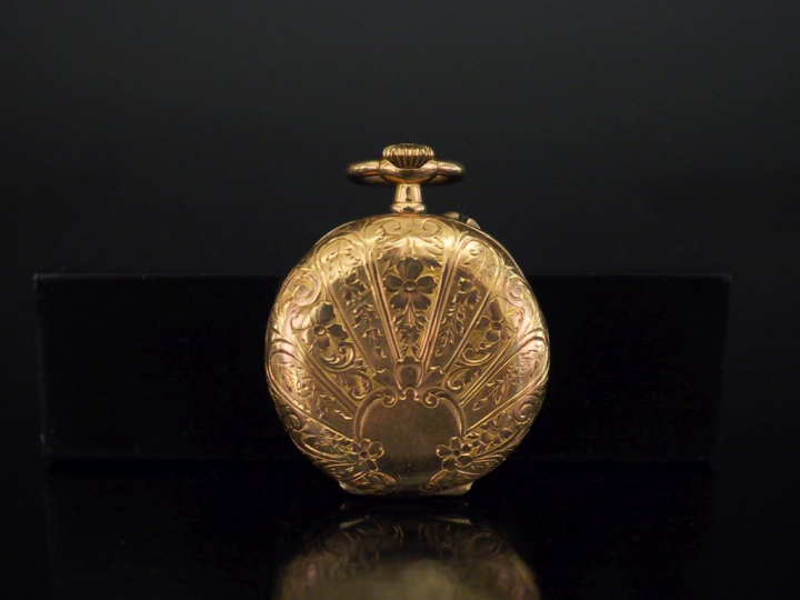 	Montre de col Napoléon III en or jaune 750.  Cadran à chiffres romain