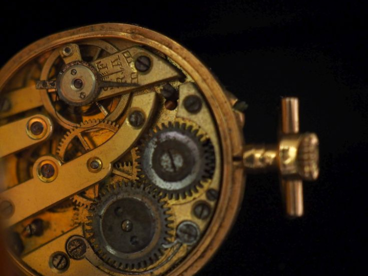 Montre de col en or jaune 750.  Cadran à chiffres romains pour les heu