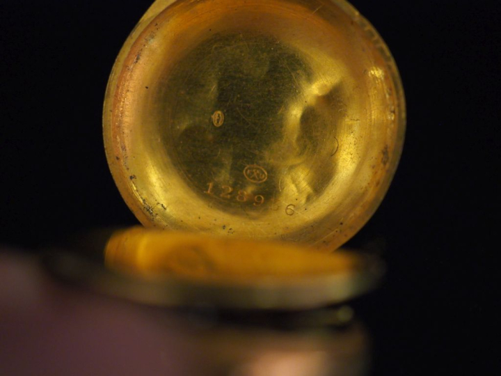 Montre de col en or jaune 750.  Cadran à chiffres romains pour les heu