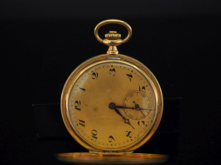 Montre savonnette en or jaune 750.  Cadran à chiffres arabes pour les 