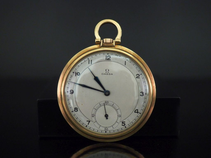 OMEGA,  Montre de gousset plate de style Art déco en or jaune 585.  Ca