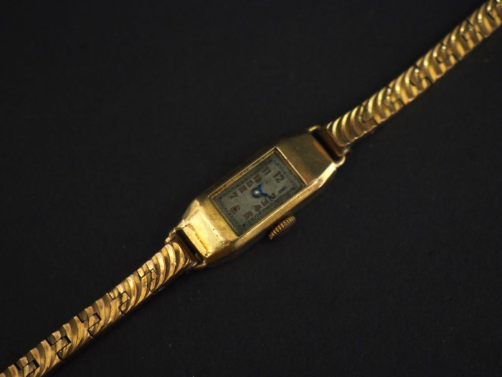 Montre bracelet de dame, boitier en or jaune 750.  Boitier à pans coup