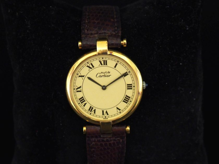 CARTIER, Must  Montre bracelet, boitier en argent plaqué or.  Cadran à