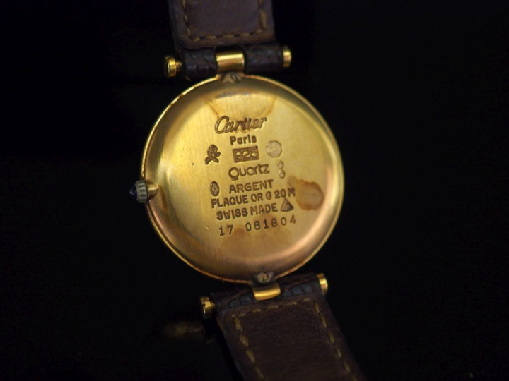 CARTIER, Must  Montre bracelet, boitier en argent plaqué or.  Cadran à