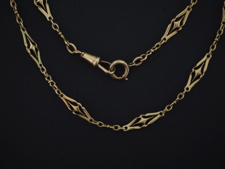 Giletière en or jaune 750, composée de maillons en forme de losanges, 