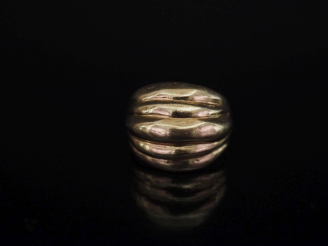 Vente aux enchères Bague de forme bombée en or jaune 750, à décor de godrons.  TDD. 50 Po