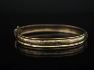 Vente aux enchères Bracelet jonc de forme ovale Napoléon III en or jaune 750, à décor gra