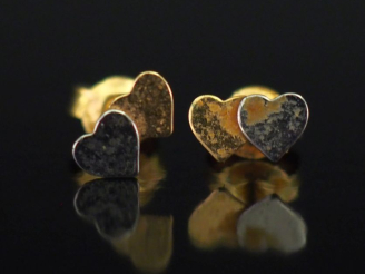 Vente aux enchères Paire de puces d'oreilles deux tons d'or 750, à décor de deux cœurs ac