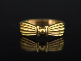 Vente aux enchères Petite bague jonc en or jaune 750, à décor de nœud.  TDD. 51 Poids. 1,