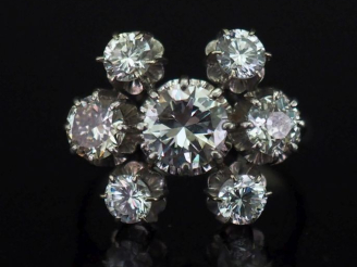 Vente aux enchères Bague en platine 850 et or blanc 750, sertie en son centre d’un diaman