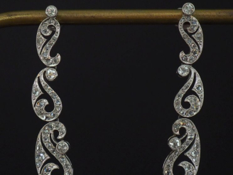 Vente aux enchères 	Paire de pendants d’oreilles en or blanc 750, composés de trois motif