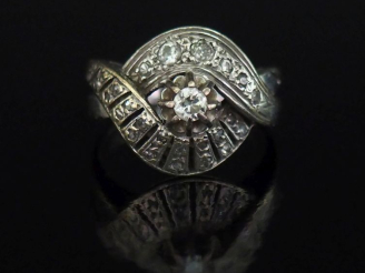 Vente aux enchères Bague de forme tourbillon en or blanc 750, sertie de petits diamants. 
