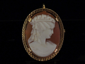 Vente aux enchères Broche/pendentif en or jaune 750, sertie en son centre d'une camée fig