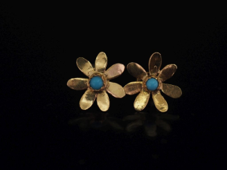 Vente aux enchères Paire de perces oreilles en or jaune 750, en forme de fleur sertis en 