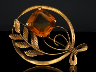 Vente aux enchères Broche ajourée en or jaune 750, à décor de feuillage et sertie d'un qu