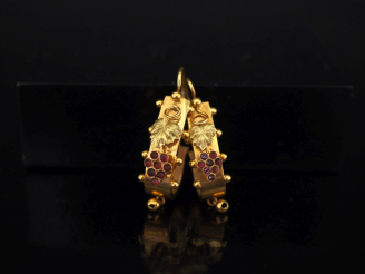 Vente aux enchères Paire de perces oreilles Napoléon III en or jaune 750, à décor de pamp