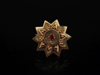 Vente aux enchères Broche Napoléon III en forme d'étoile en or jaune 750, sertie en son c