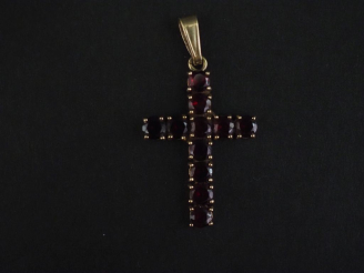 Vente aux enchères Pendentif en forme de croix en or jaune 750, serti de grenats.  3 x 2 