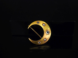 Vente aux enchères Broche en forme de croissant de lune en or jaune 750, sertie de deux p