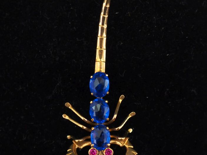 Broche en forme de scorpion en or jaune 750, sertie sur le corps et le