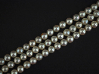 Vente aux enchères Bracelet triple rangs de perles blanches.  Fermoir en or jaune 750, à 