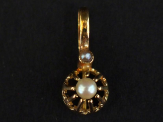 Vente aux enchères Pendentif en or jaune 750, serti de demis perles blanches.  H. 1,8 cm 