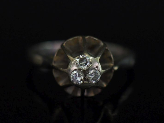 Vente aux enchères Bague en or blanc 750, sertie de trois petits diamants.  TDD. 53 Poids