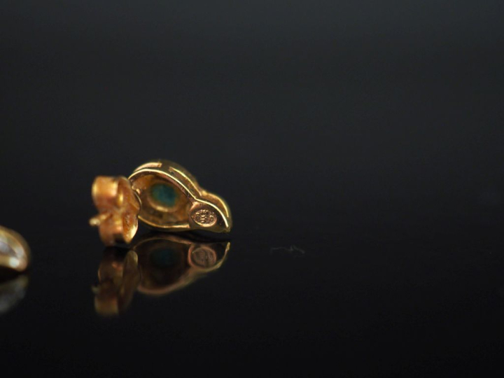 Paire de perces oreilles de forme mouvementée en or jaune 750, sertis 