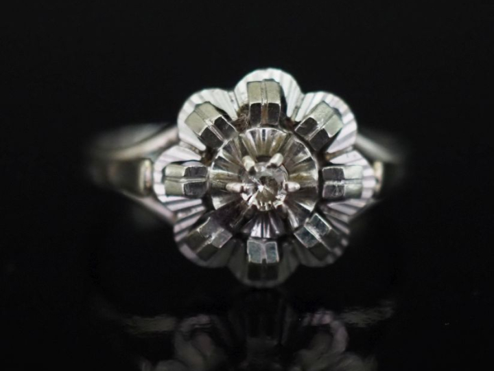 Bague bouquet en or blanc 750, sertie en son centre d'un petit diamant