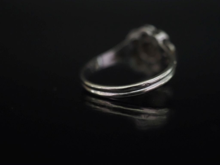 Bague bouquet en or blanc 750, sertie en son centre d'un petit diamant