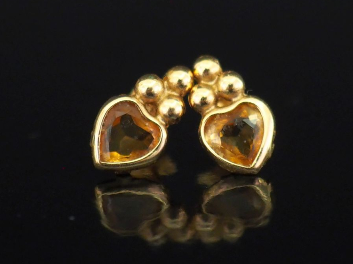 Paire de puces d'oreilles en or jaune 750, à décor d'un quartz en form