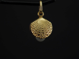 Vente aux enchères Pendentif en or jaune 750, en forme de coquillage retenant une perle b