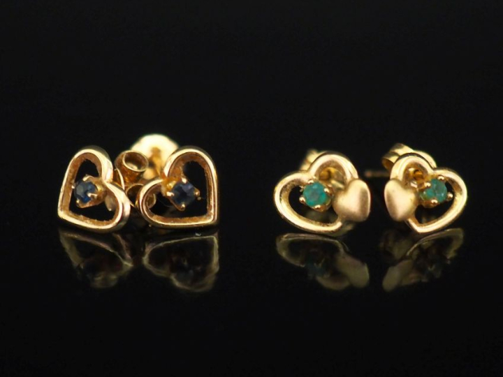 Ensemble comprenant :  - une paire de puces d'oreilles en or jaune 750