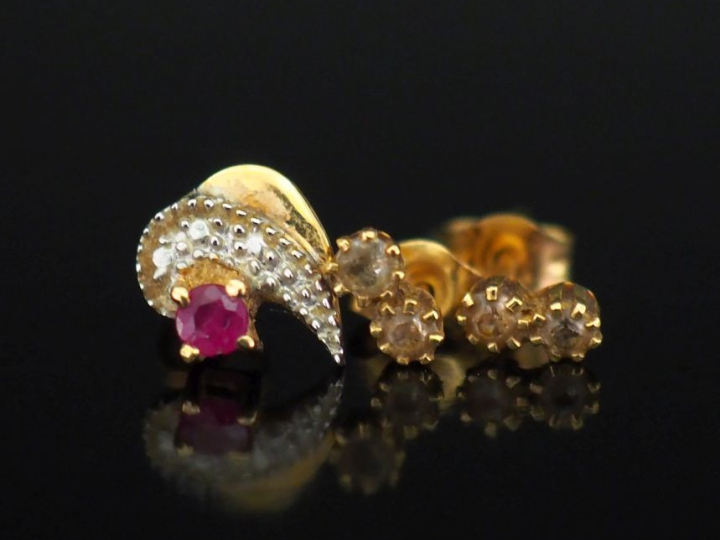 Ensemble comprenant :  - une paire de puces d'oreilles en or jaune 750