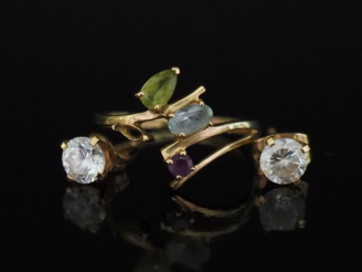 Vente aux enchères Ensemble comprenant :  - une paire de puces d'oreilles en or jaune 750