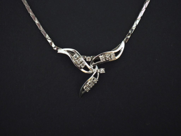 Collier souple en or blanc 585, à décor en son centre d'un motif styli