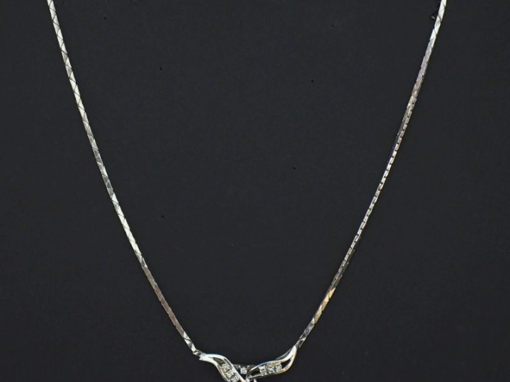 Collier souple en or blanc 585, à décor en son centre d'un motif styli