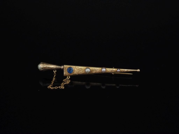Broche en forme de poignard, le fourreau en or jaune 750, serti de tro
